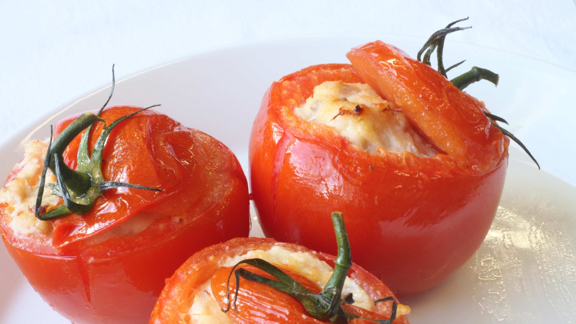 Savusiialla täytetyt tomaatit | Reseptit | Hätälä Oy